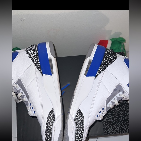 I’m selling this Jordan 3 racer blue size 11 need it off my hands - Picture 2 of 5